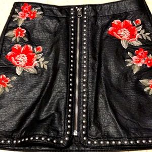 American Eagle size 4 pleather skirt! Zips in the center with embroidery!